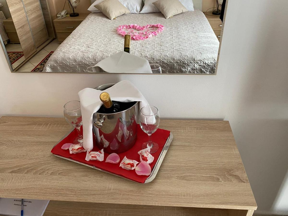 Hotel Aurora Pula Bagian luar foto