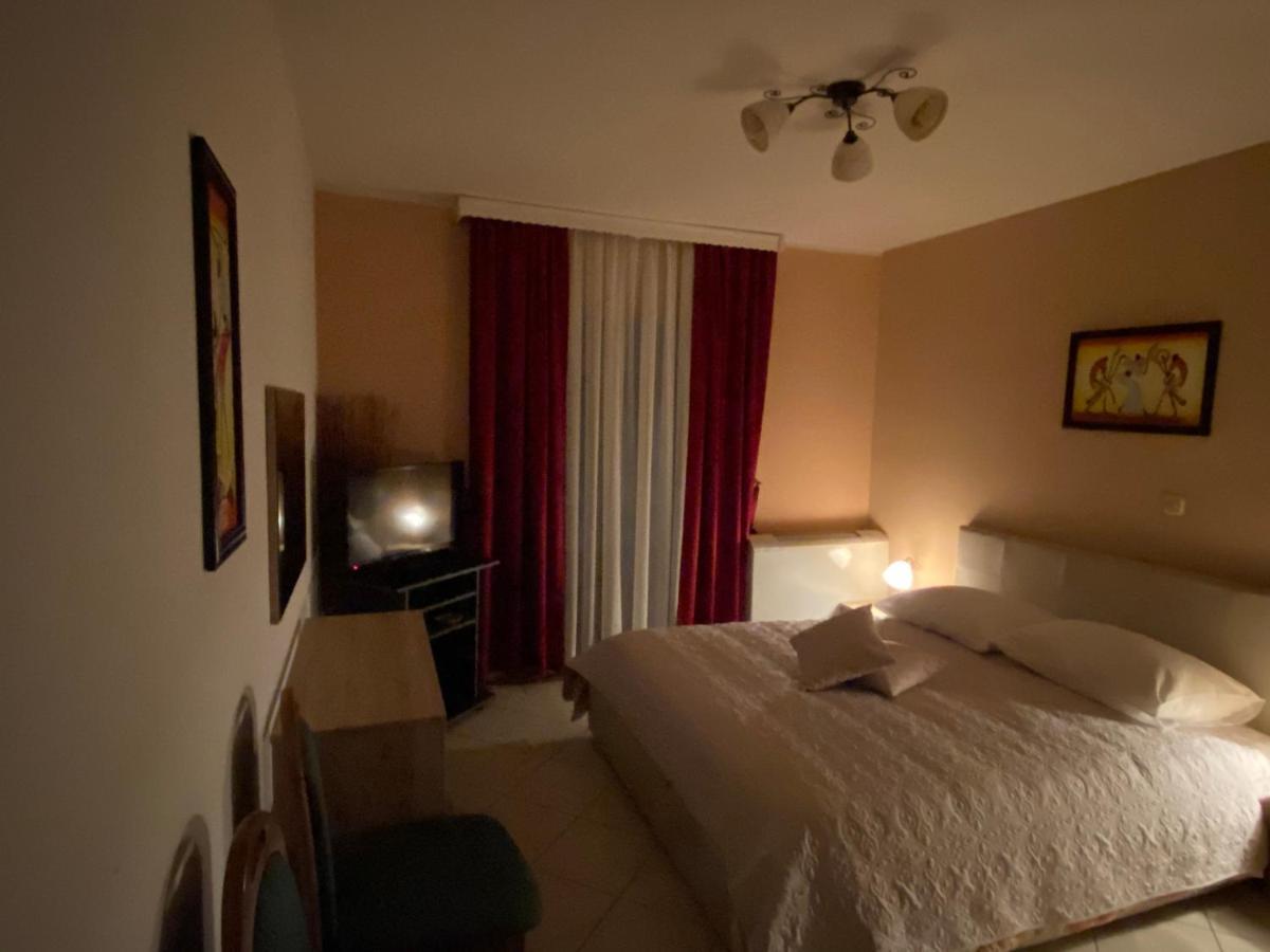 Hotel Aurora Pula Bagian luar foto