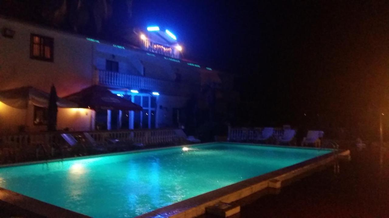 Hotel Aurora Pula Bagian luar foto