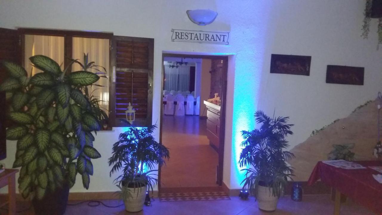 Hotel Aurora Pula Bagian luar foto