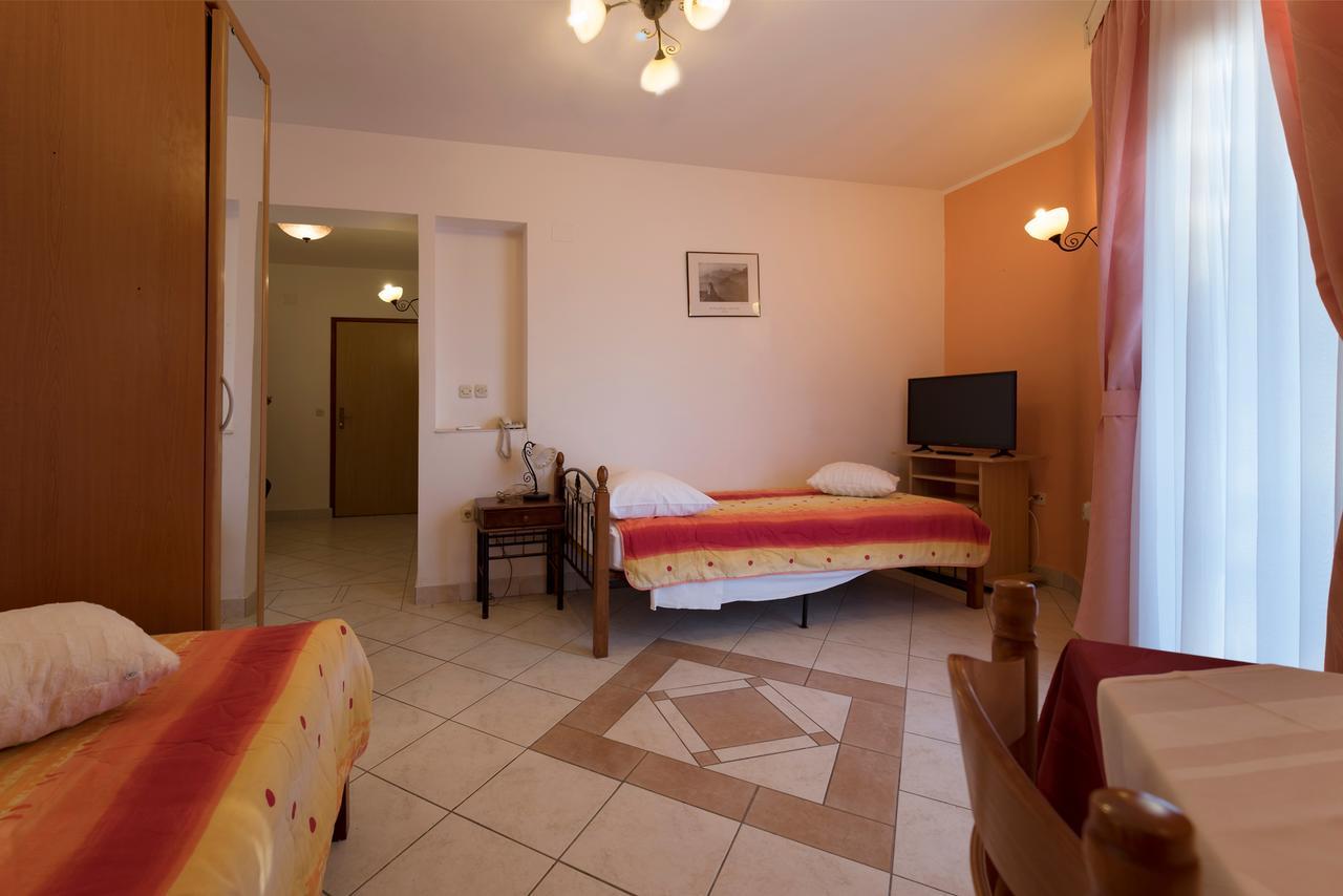 Hotel Aurora Pula Bagian luar foto